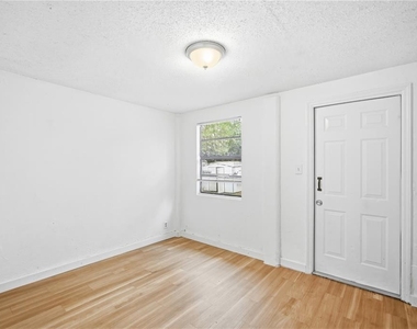 10019 N Jasmine Avenue - Photo Thumbnail 12