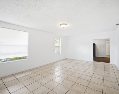 10019 N Jasmine Avenue - Photo Thumbnail 3