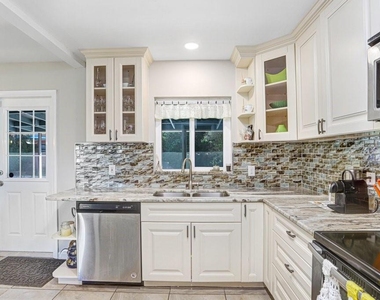 6703 N River Boulevard - Photo Thumbnail 9