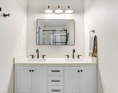 6703 N River Boulevard - Photo Thumbnail 18