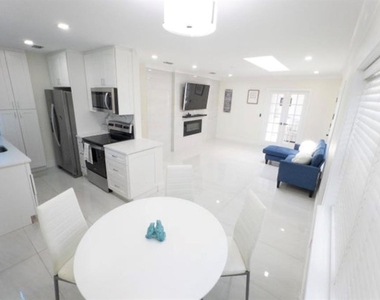 887 W Perry Street - Photo Thumbnail 8