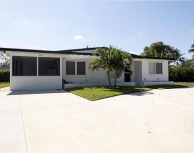 887 W Perry Street - Photo Thumbnail 2
