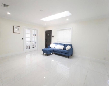 887 W Perry Street - Photo Thumbnail 10