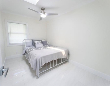 887 W Perry Street - Photo Thumbnail 13