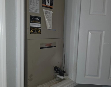 2403 Silver Palm Drive - Photo Thumbnail 10