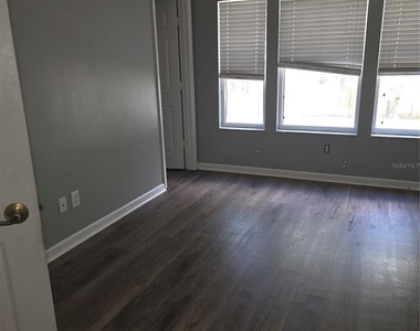 2403 Silver Palm Drive - Photo Thumbnail 9