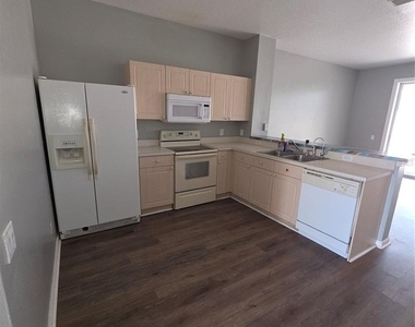 2403 Silver Palm Drive - Photo Thumbnail 4