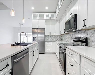 174 Ingram Boulevard - Photo Thumbnail 8