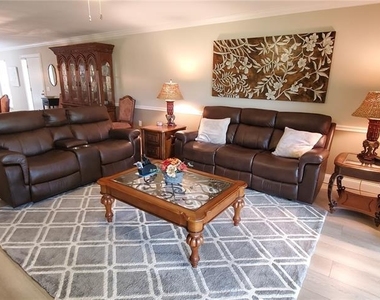 6110 Country Club Way - Photo Thumbnail 3