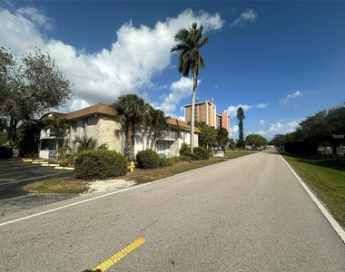 1830 Maravilla Avenue - Photo Thumbnail 13