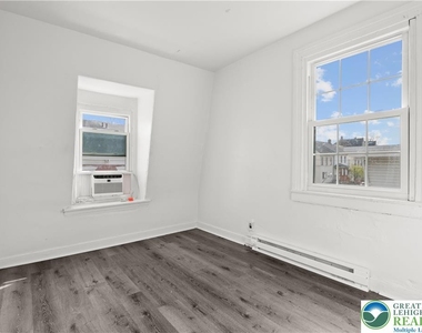 1113 Ferry Street - Photo Thumbnail 7