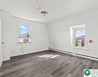 1113 Ferry Street - Photo Thumbnail 3