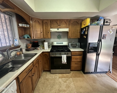 504 E University Avenue - Photo Thumbnail 11