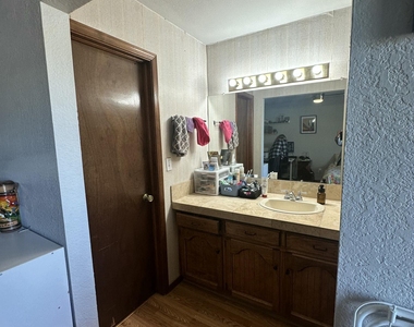 504 E University Avenue - Photo Thumbnail 15