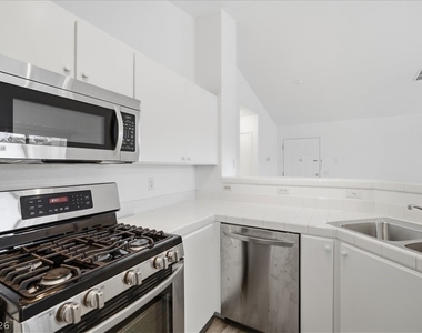 556 Yacht Harbor Drive - Photo Thumbnail 6