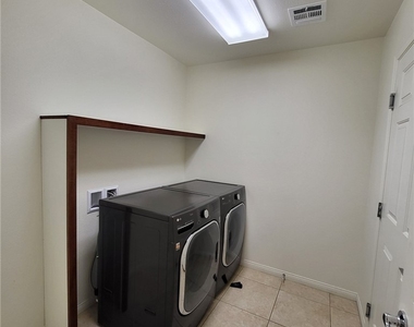 5882 Azzura Palms Avenue - Photo Thumbnail 5