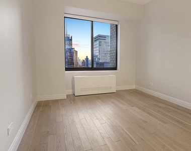 W 48th St - Photo Thumbnail 4