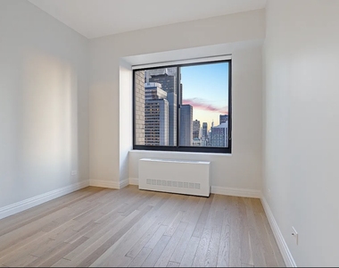 W 48th St - Photo Thumbnail 3