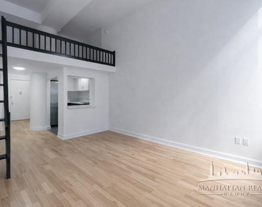 Astor Pl - Photo Thumbnail 3