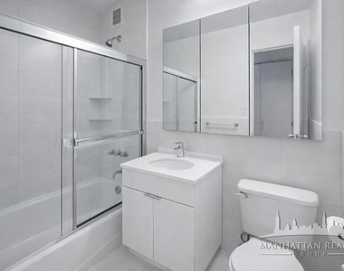 Astor Pl - Photo Thumbnail 4