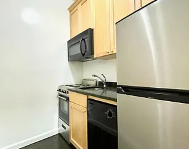 46 West 73rd Street - Photo Thumbnail 3