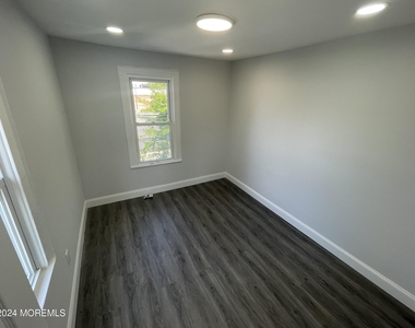 413 Ridge Avenue - Photo Thumbnail 2