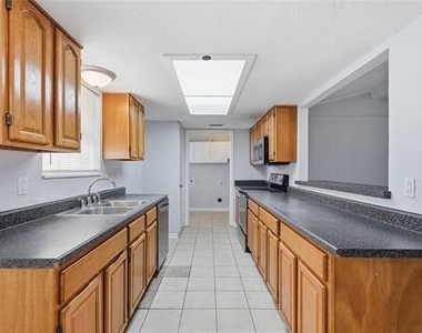 5209 Daytona Drive - Photo Thumbnail 9