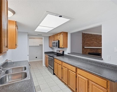 5209 Daytona Drive - Photo Thumbnail 10