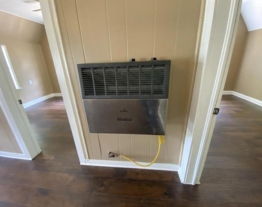 625 York Street - Photo Thumbnail 8