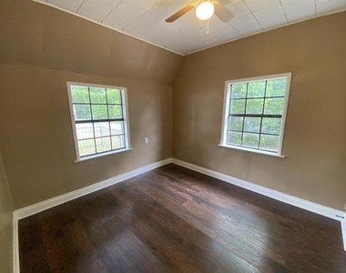 625 York Street - Photo Thumbnail 4