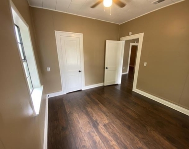 625 York Street - Photo Thumbnail 5