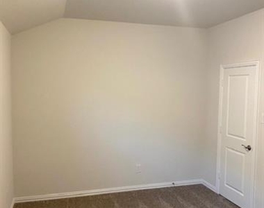 1902 Canyon Lane - Photo Thumbnail 15