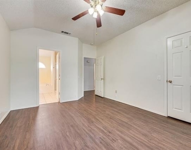 220 High Pointe Lane - Photo Thumbnail 14