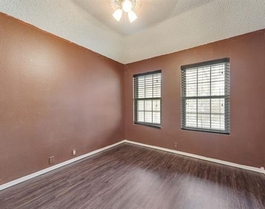 220 High Pointe Lane - Photo Thumbnail 18