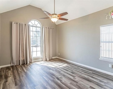 8409 Lake Bend Drive - Photo Thumbnail 13