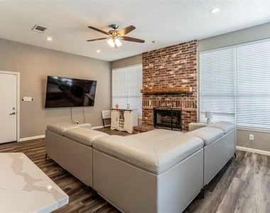 8409 Lake Bend Drive - Photo Thumbnail 3