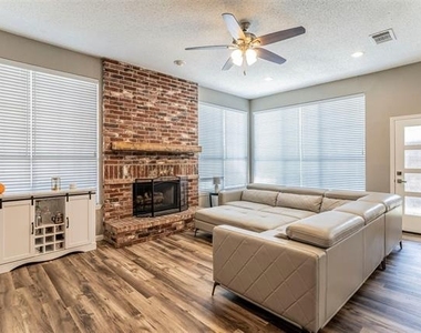 8409 Lake Bend Drive - Photo Thumbnail 4