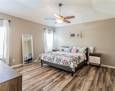 8409 Lake Bend Drive - Photo Thumbnail 17