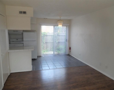 2504 N Hudson Avenue - Photo Thumbnail 1