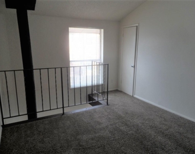 2504 N Hudson Avenue - Photo Thumbnail 8
