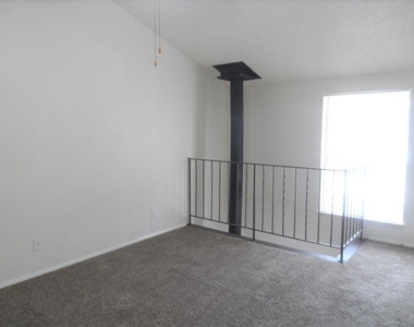 2504 N Hudson Avenue - Photo Thumbnail 5