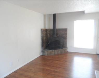 2504 N Hudson Avenue - Photo Thumbnail 2