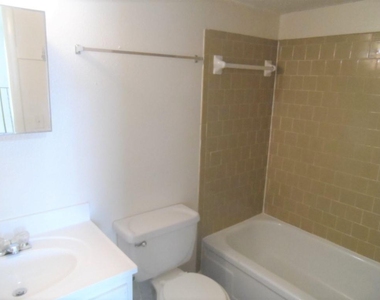2504 N Hudson Avenue - Photo Thumbnail 6