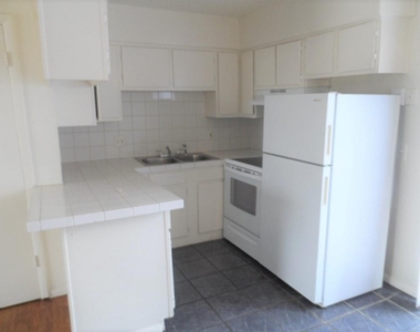 2504 N Hudson Avenue - Photo Thumbnail 3