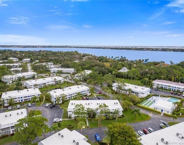 2929 Se Ocean Boulevard - Photo Thumbnail 2