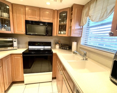 2929 Se Ocean Boulevard - Photo Thumbnail 7