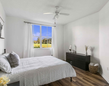 2040 Greenview Shores Boulevard - Photo Thumbnail 6