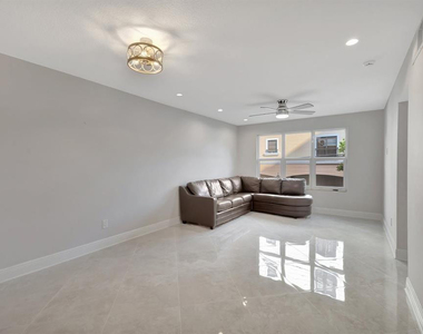 2400 Ne 33rd Avenue - Photo Thumbnail 3