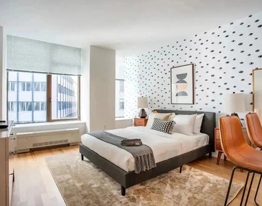 10 Hanover Square - Photo Thumbnail 1