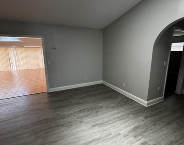 1886 Se Boma Avenue - Photo Thumbnail 2